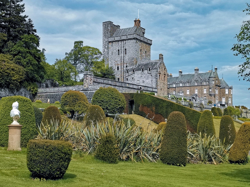 Drummond Castle by Gunther Tschuch