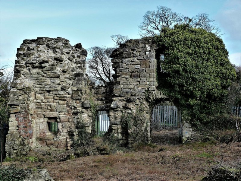 Kerelaw Castle, Stevenston by Raibeart MacAoidh