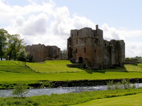 Brougham Castle by Mauldy