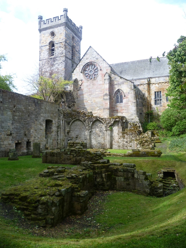 Culross Abbey by Kim Traynor