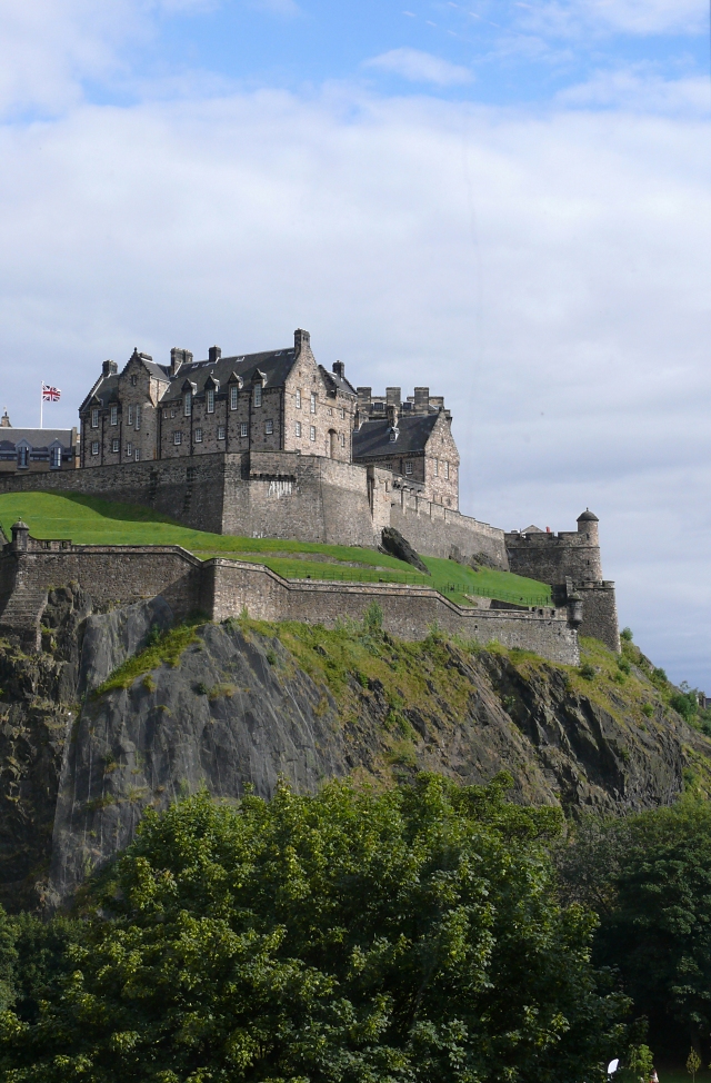 Edinburgh Castle from Princes Street Gardens by Ad Meskens