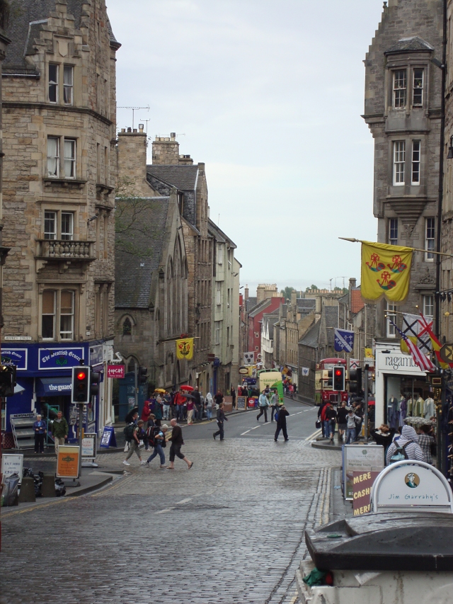 The Royal Mile in Edinburgh by Zigsfy